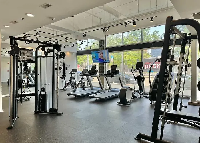 Apartment Gym Garage Parking Balcony Sleeps 4 *