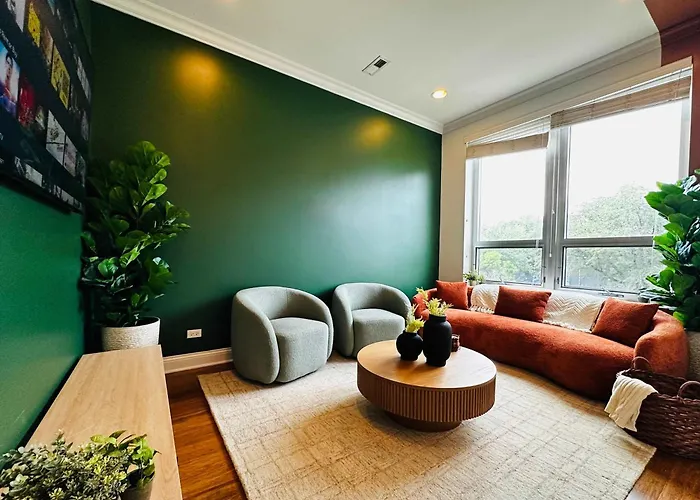 Apartment Gym Garage Parking Balcony Sleeps 4 Chicago